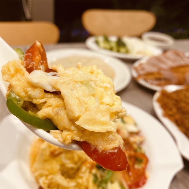 「老掌櫃東北菜館：特色菜式，尖椒炒蛋」