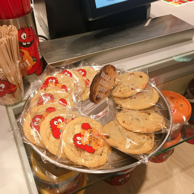 도쿄 하라주쿠의 귀여운 쿠키몬스터가 있는 카페🍪