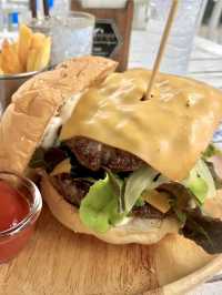 กินอาหาร ดูเซิร์ฟที่ Surf House Phuket