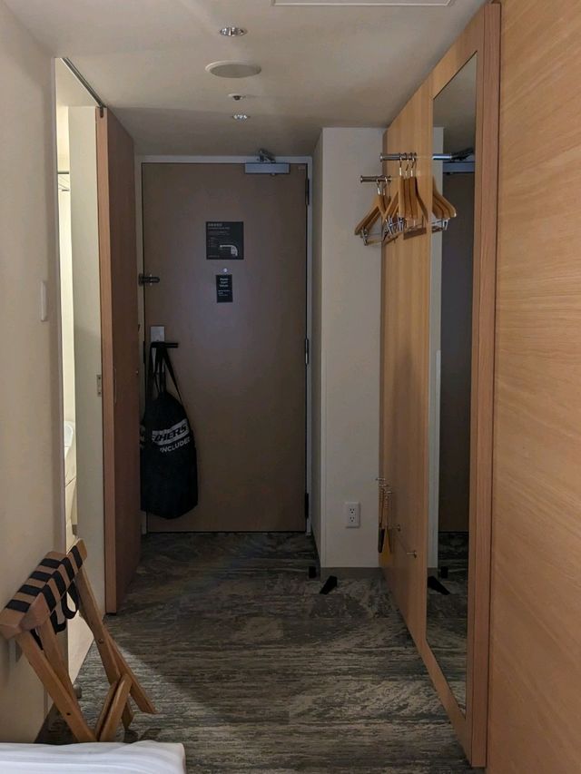 The One Five Kyoto Shijo 広々とした室内の窓際の壁全面のデスク