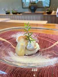 那珂川のせせらぎを背に創作に満ちたお料理が魅力