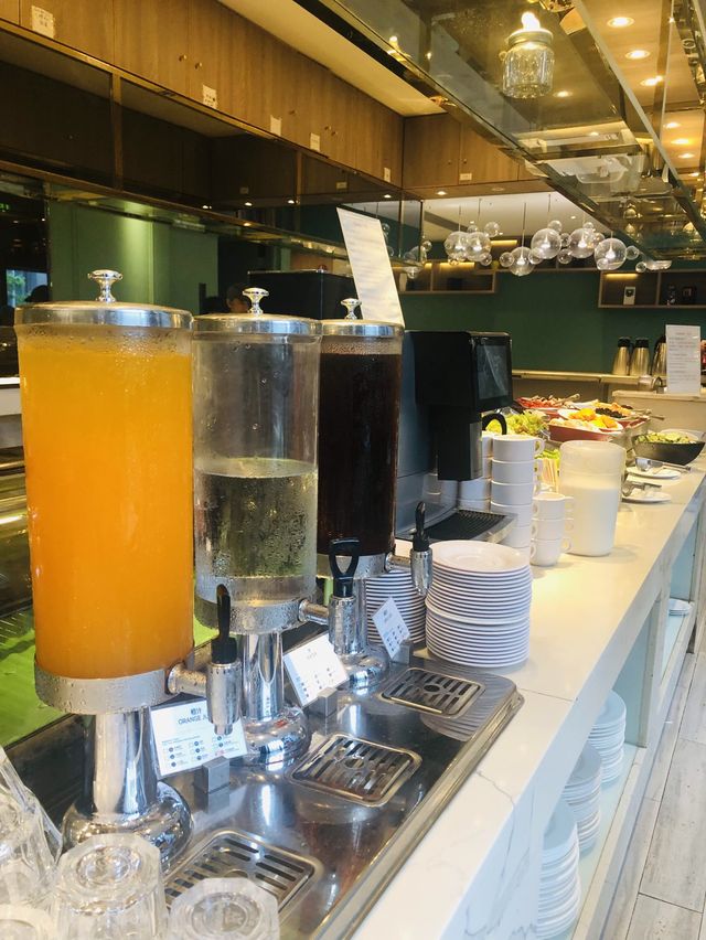 觀塘巧明街Holiday inn酒店2樓Cafe半自助餐，人均價格$130
