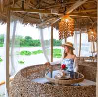 คาเฟ่ลับริมน้ำที่ต้องนั่งเรือเข้าไปเท่านั้น