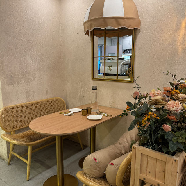 「靚靚打卡餐廳，菠蘿火龍果沙冰」