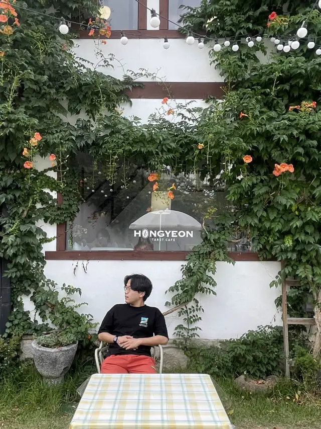 Hongyeon, một quán cà phê cảm xúc ở Daejeon với ngôi nhà cổ tràn ngập hoa cúc