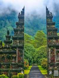 Bali, Indonesia: A Tropical Paradise 🌴🏖️_
