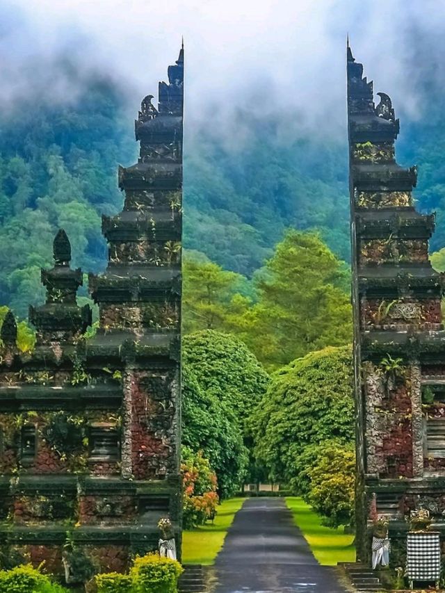 Bali, Indonesia: A Tropical Paradise 🌴🏖️_