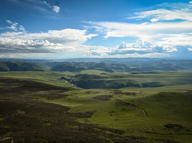 Exploring the Vast Grasslands of Kangding: A Breath of Fresh Air