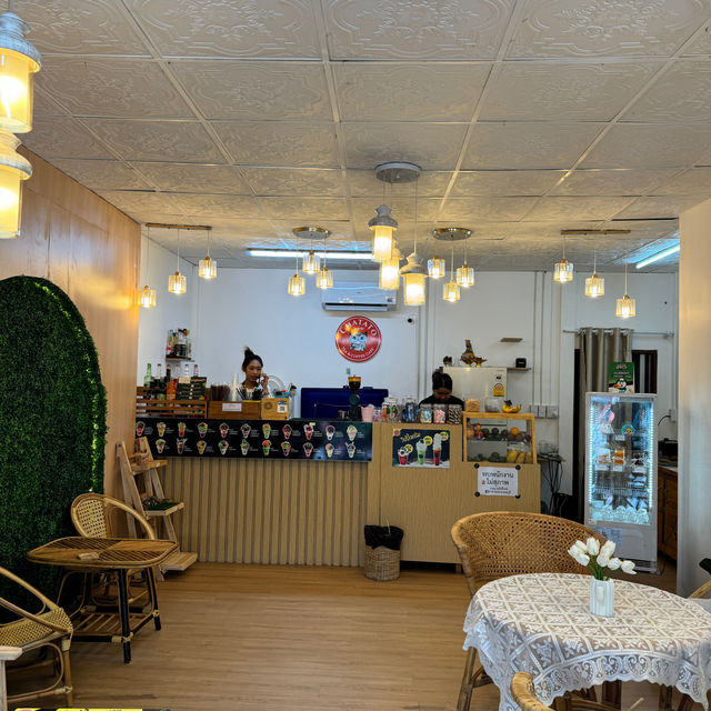ร้านน้ำผลไม้สดปั่นที่ใส่แบบจุกๆ