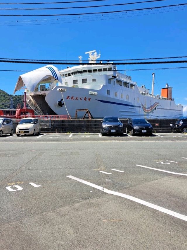 【宇和島運輸フェリー:愛媛県八幡浜港→大分県臼杵港行】快晴に白い雲と青い海が輝く✨