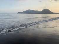 Nanganesa Beach หาดทรายสีดำกับฟองคลื่นสีขาว