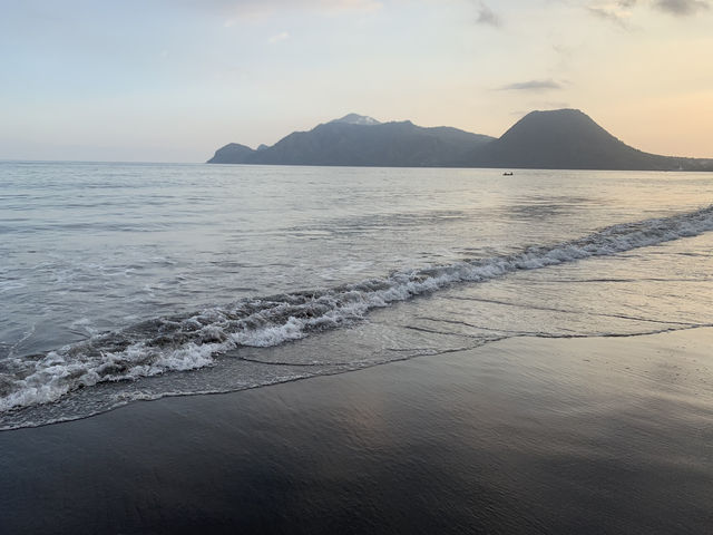 Nanganesa Beach หาดทรายสีดำกับฟองคลื่นสีขาว