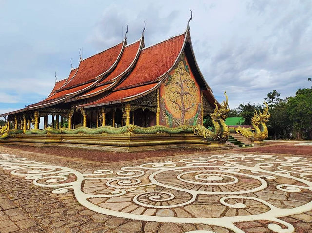 วัดสิรินธรวรารามภูพร้าว - ยลความงามวัดเรืองแสง