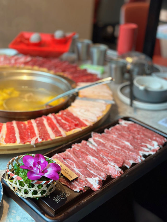 360度旋轉吃肉 實現牛肉自由 