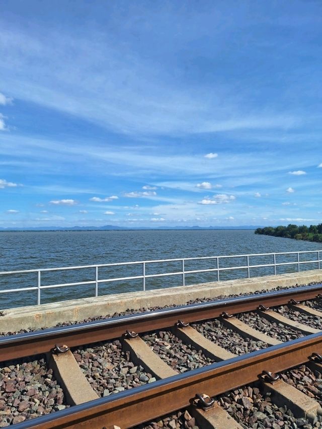 เที่ยวรถไฟลอยน้ำ
