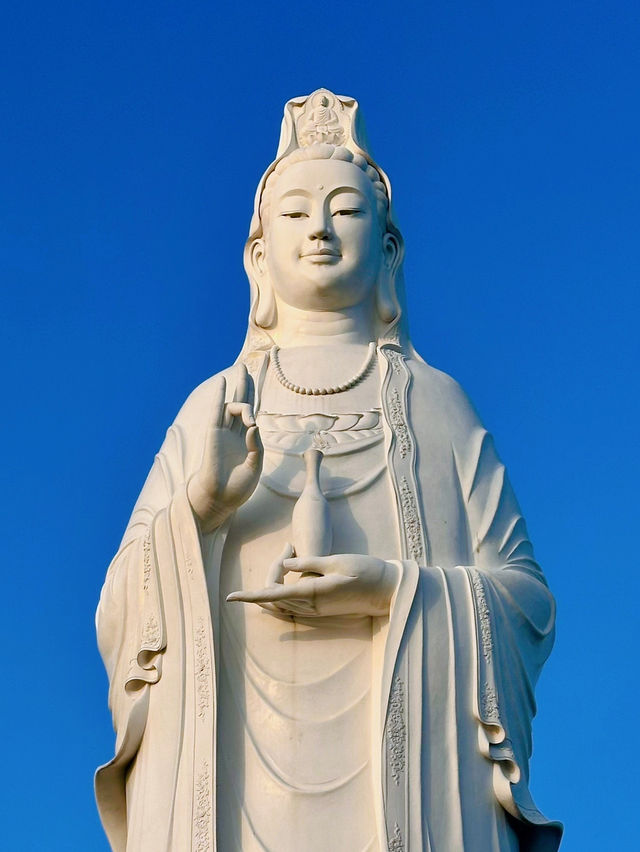 미케비치를 한눈애 내려다 볼 수 있는 영흥사