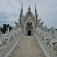 เที่ยวเชียงราย ไหว้พระวัดร่องขุ่นสวรรค์บนดิน
