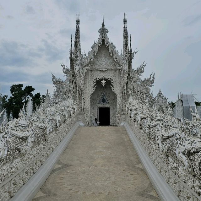 เที่ยวเชียงราย ไหว้พระวัดร่องขุ่นสวรรค์บนดิน