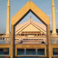 A MOSQUE WITH CONTEMPORARY ARCHITECTURE.