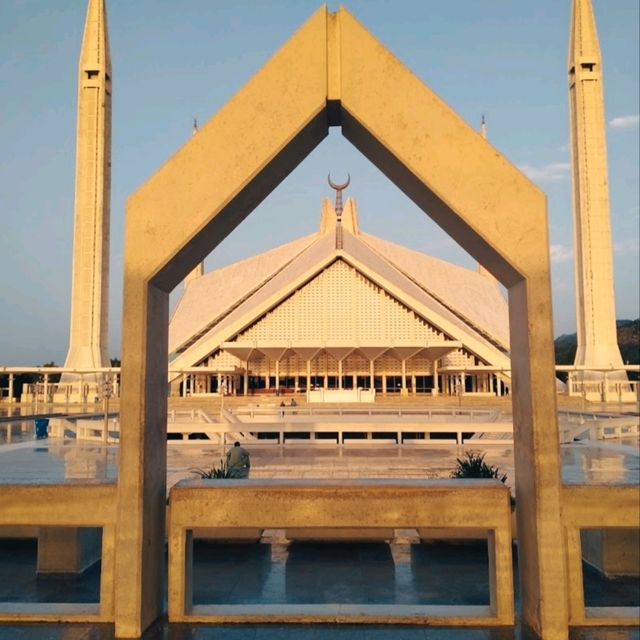 A MOSQUE WITH CONTEMPORARY ARCHITECTURE.
