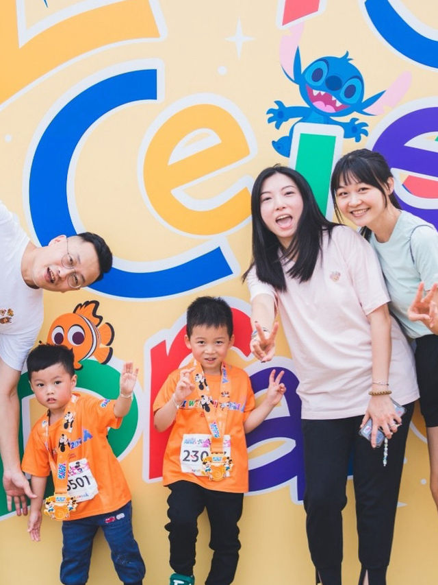 Disney Run 🥰 兩位好可愛嘅表外甥好彩得到Minnie嘅寵幸拖咗一陣 剛開始跑時被Mickey 無視咗🤣 多謝表弟一早嚟接我🥰表外甥仲幫我編定坐位🤣 我都好幸運得到表外甥嘅寵愛🥰 