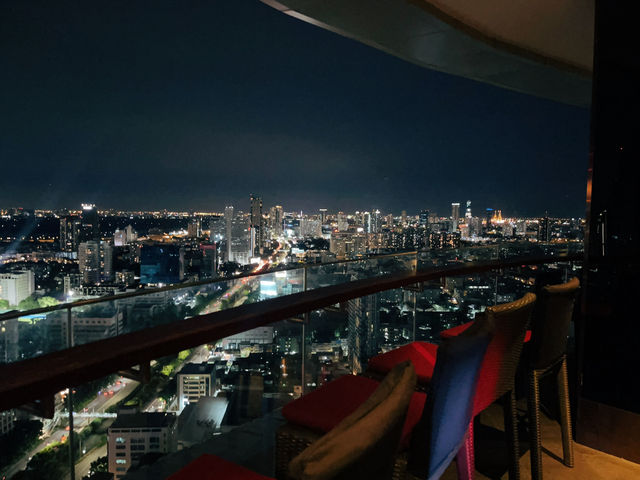 ดื่มด่ำกับวิวสวยๆ ของกรุงเทพ ที่ Blue District Bar