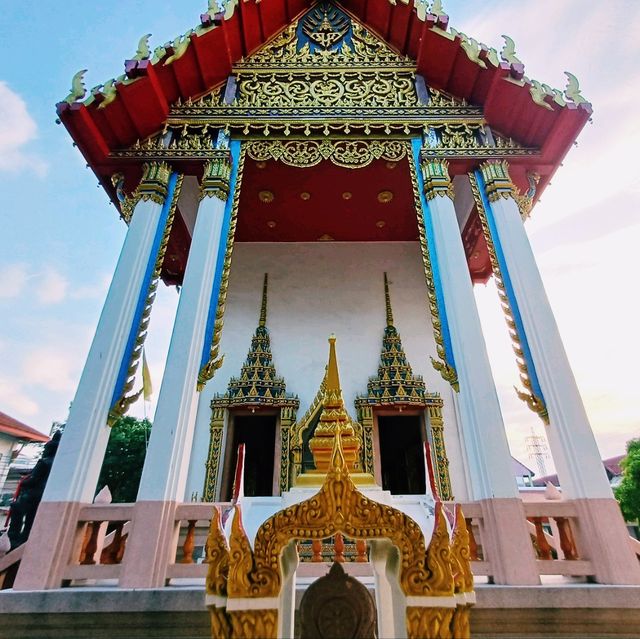 泰國曼谷具有特色的曆史古跡寺廟景點:Wat Pradittharam (Wat Mon)，巨大金色臥佛，適合拍照📸打卡。