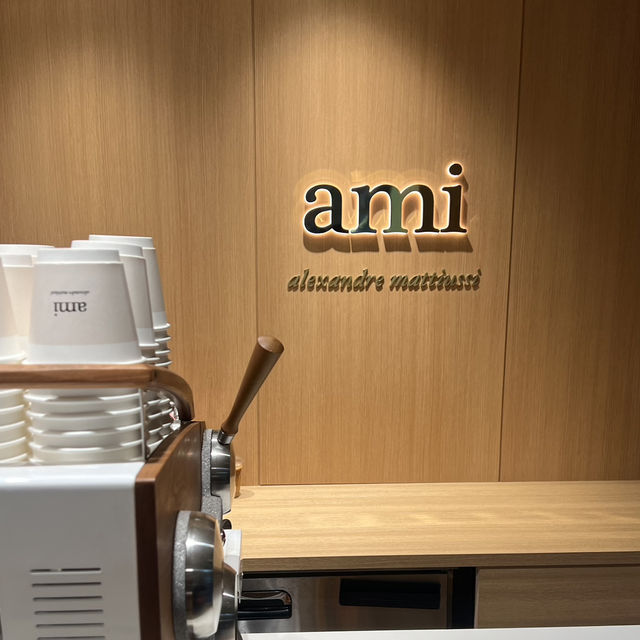 今話題の"Le Café AMI"