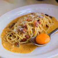 Huus Plate: A Cozy Bangkok Cafe with Festive Vibes and Artistic Flair