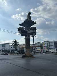 My favorite traffic light ever! Saber-Toothed Tiger Traffic Light: Krabi’s Wildest Landmark 🐯🚦