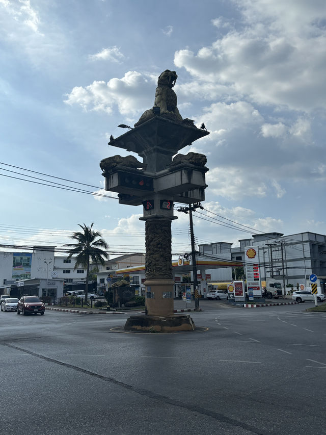 My favorite traffic light ever! Saber-Toothed Tiger Traffic Light: Krabi’s Wildest Landmark 🐯🚦