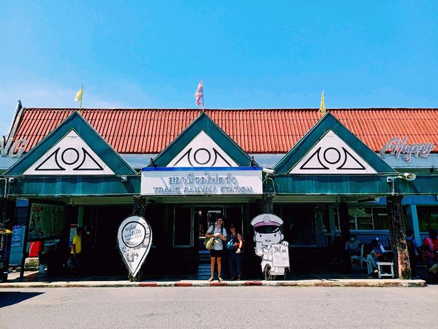 泰國董裡標誌性建築景點:董裡火車站，適合慢節奏旅行拍照📸