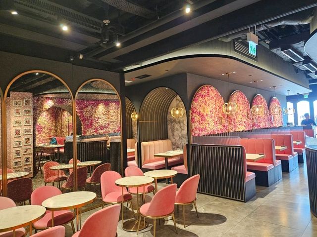 超級粉紅花花牆的打卡餐廳