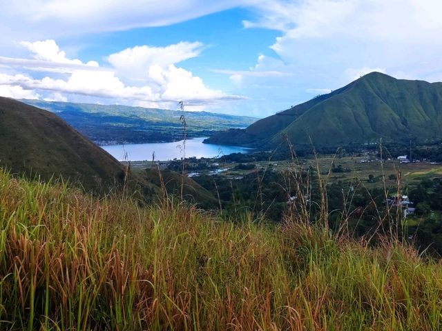 Holbung Hills