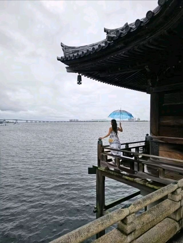 琵琶湖に浮かぶお堂