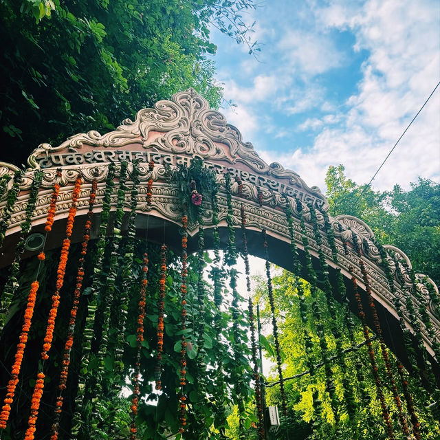 神秘的な洞窟寺院で祈りを捧げる✨