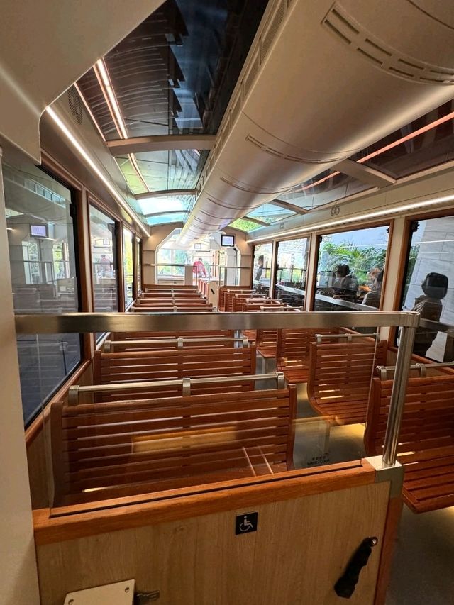 "Victoria Peak Tram – Hong Kong’s Iconic Ride to the Peak"