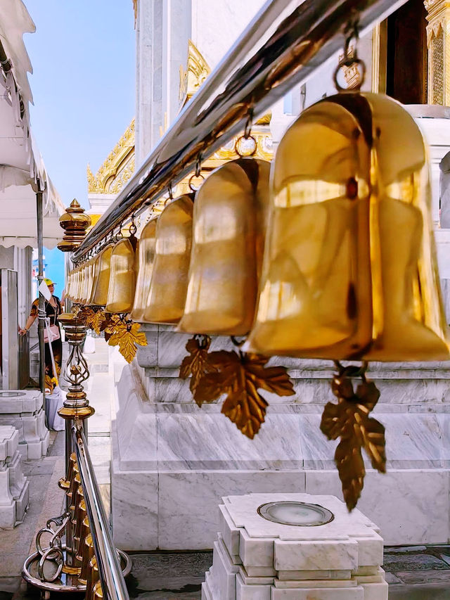 Wat Traimit’s Golden Wonder: A Shrine of Pure Splendor!