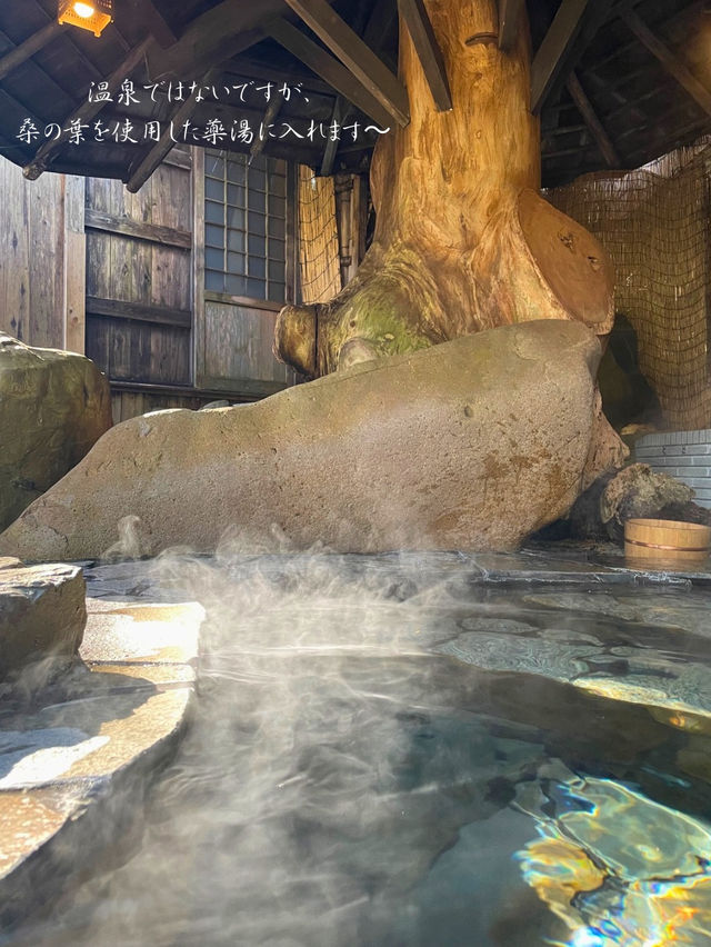 朝食後のきらきらしたお湯がきれい...岩露天風呂🪨合掌造りの宿 はづ合掌