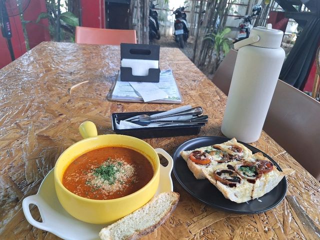 100% recommend 100% Cafe Moto Hostel!