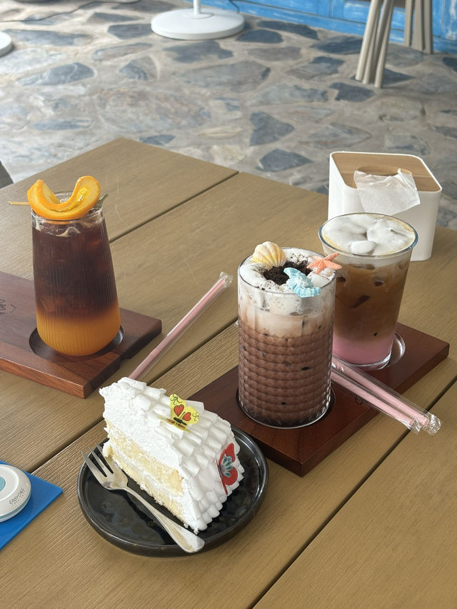 ローカルに愛される、海辺のカフェ in パタヤ