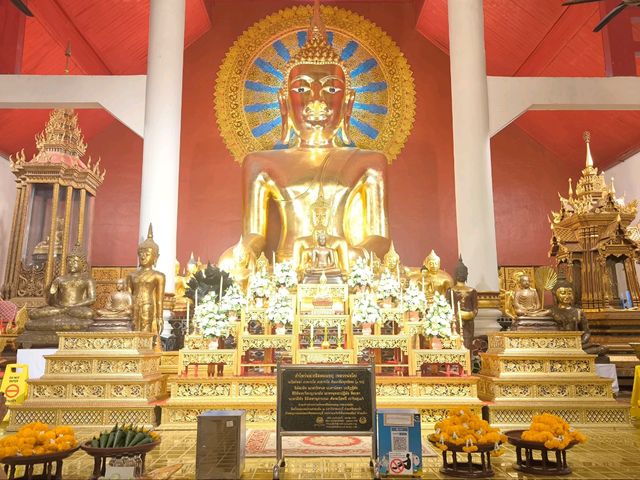 สักการะพระพุทธสิหิงค์ วัดพระสิงห์