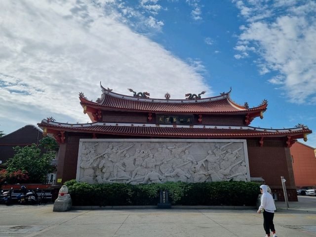Seaside temple in Hui An