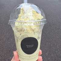 レトロなガラスケースに入ったスコーンが可愛い！