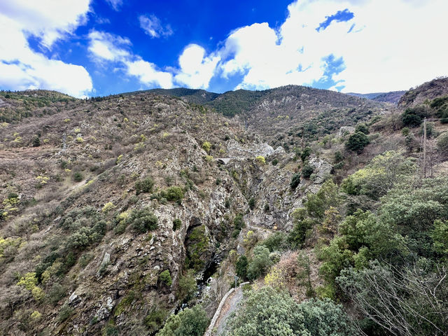 法國秘境🇫🇷藏在庇里牛斯山的D66公路：我們找到野溪溫泉了！