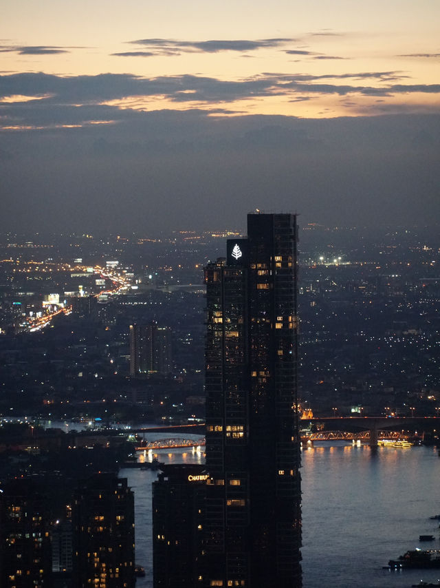 พาชมวิวตึกมหานครยามค่ำคืน 🌃