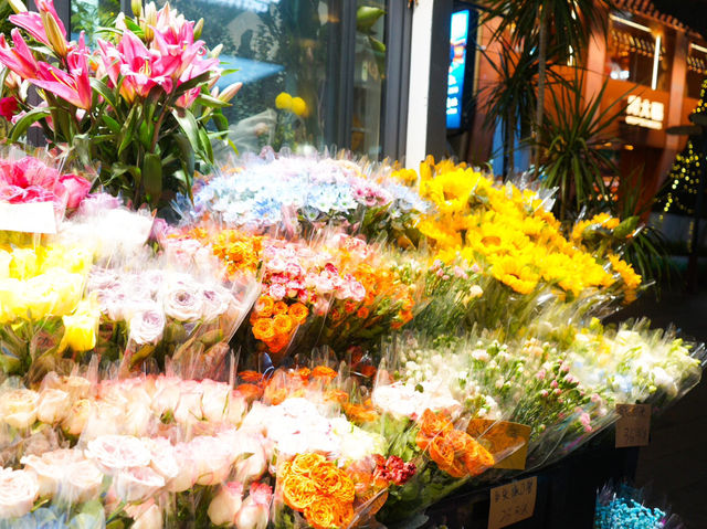 ร้านดอกไม้ บนถนนเปิ่งจิงหลู สวยงามน่าซื้อ