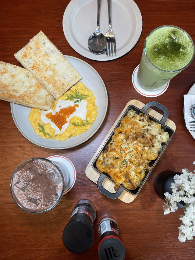 Sips Cafe Bar Cafe ย่านสาทร