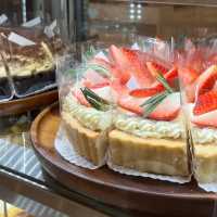 คาเฟ่นครปฐมที่เค้กอร่อยมาก 🪟🍰