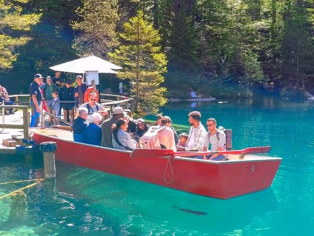 瑞士藍湖 Blausee，如畫一般的透藍翠綠絕景